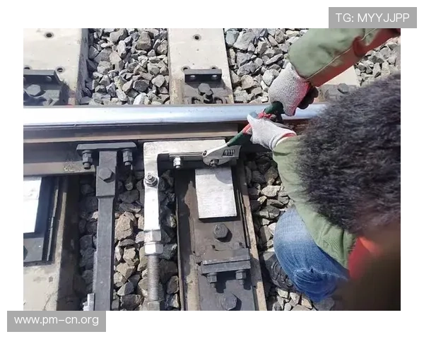 维修师傅巧妙运用抹布卡链条并用工具紧固螺丝的实用技巧