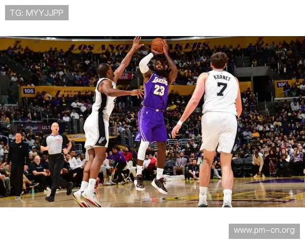 詹姆斯最后读秒绝杀瞬间点燃全场观众激情掀起热血狂潮